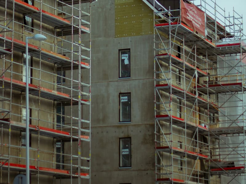 Eingerüstetes Wohnhaus mit neuer Fassadendämmung