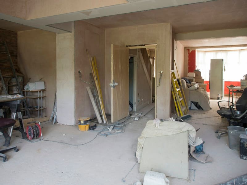 Wohnung während des Innenausbaus mit Werkzeug und Baumaterial