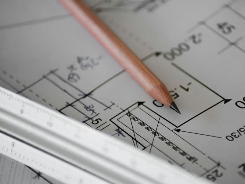 Technische Zeichnung mit Bemaßung, Bleistift und Lineal